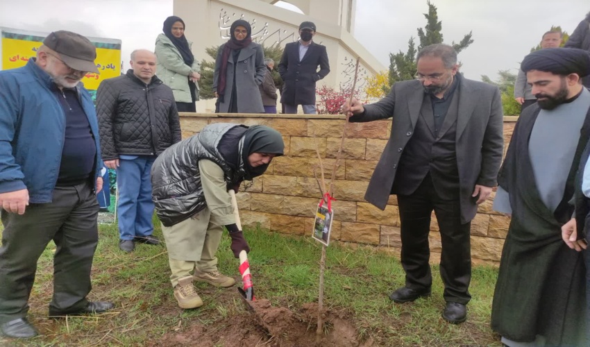 پویش نهالکاری سرو ایران به یاد رهبر شهید و شهداء جنگ رمضان در دانشگاه آزاد اسلامی قزوین