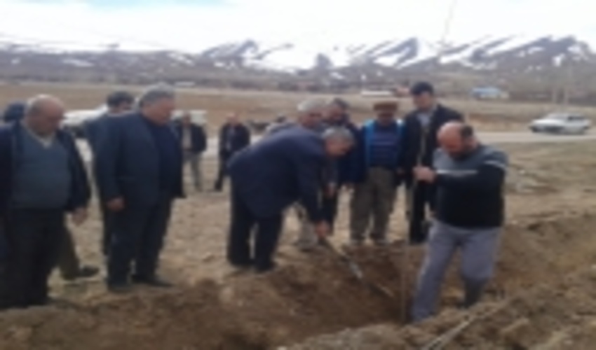 نهالکاری حاشیه جاده نقاش به نیریج شهرستان آوج با حضور مسئولین