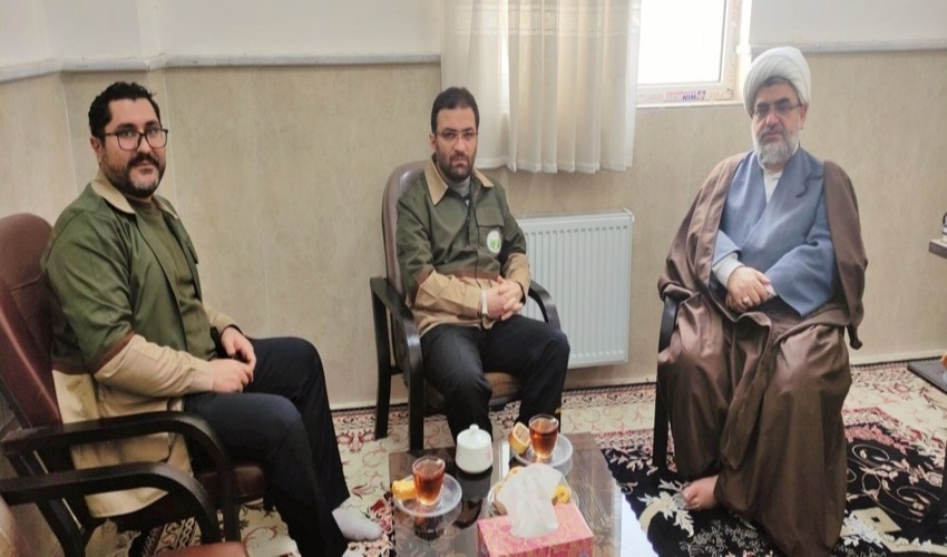 سرپرست اداره منابع طبیعی و آبخیزداری شهرستان البرز با امام جمعه این شهرستان دیدار کرد.