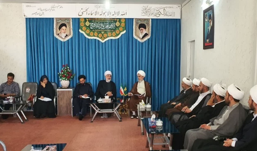 مسئول حوزه نمایندگی  ولی فقیه اداره کل منابع طبیعی با امام جمعه شهرستان بوئین زهرا دیدارو گفتگو کردند 