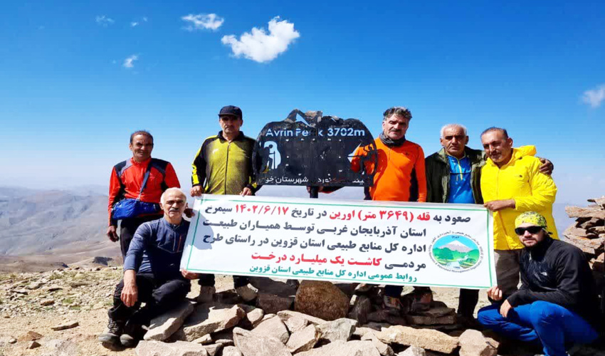 صعود به قله اورین در راستای ترویج فرهنگ طرح مردمی کاشت یک میلیارد درخت
