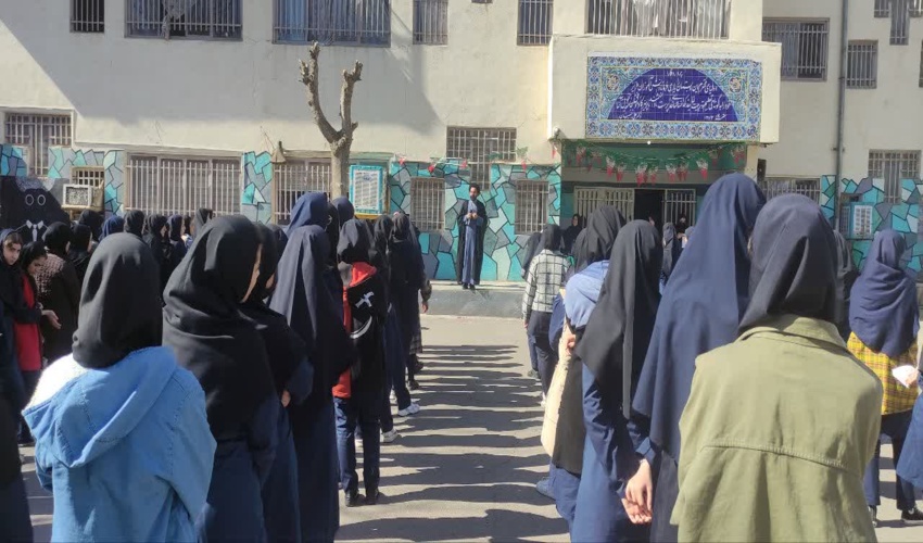 مشارکت دانش آموزان مدرسه دبیرستان رحیمیان در پویش هر مدرسه یک نهالستان  