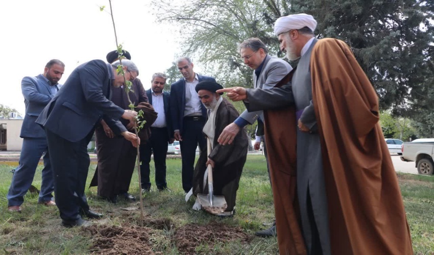 غرس ۳ اصله نهال توسط نماینده ولی فقیه در وزارت جهاد کشاورزی